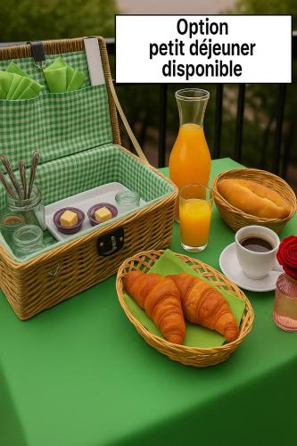 einen Tisch mit einem Korb Brot und einem Korb Orangensaft in der Unterkunft Rêve D'azur plage de la Nartelle, maison Julia avec Piscine partagée, Parking & Terrasse BBQ, Wifi et Draps Inclus in Sainte-Maxime