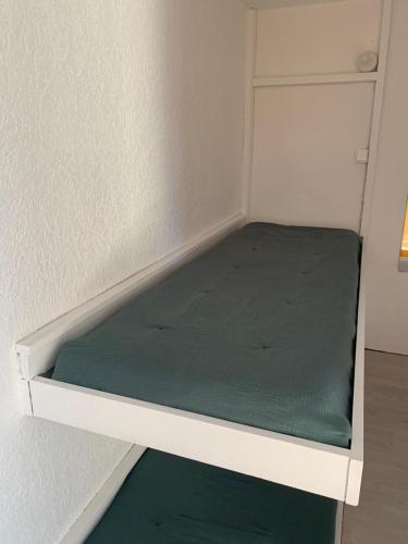 a small white bunk bed in a room at Joli studio agréable neuf in Canet-en-Roussillon