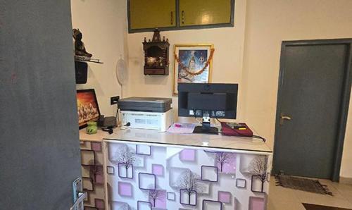 Η κουζίνα ή μικρή κουζίνα στο FabHotel Doon Classic Homestay
