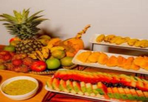 einen Tisch mit einer Auswahl an Obst und Gemüse in der Unterkunft Palm Cultural Village in Paje