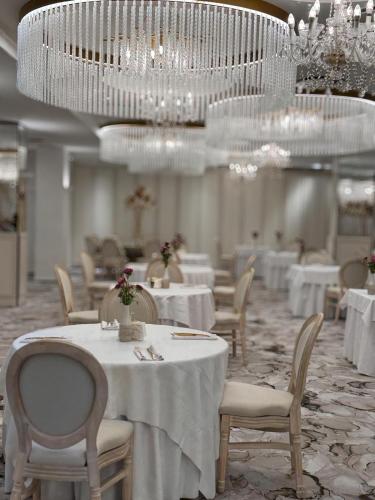 Uma área de estar em Hotel Dumbrava