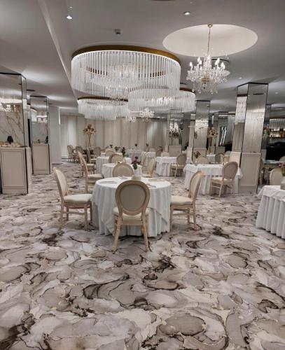 Uma área de estar em Hotel Dumbrava