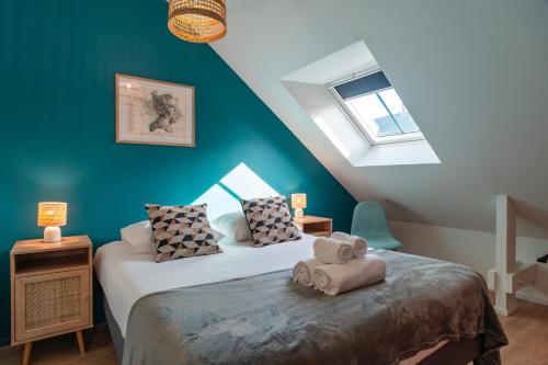 a bedroom with two beds and a blue wall at Le Méaban - Au cœur de Vannes in Vannes