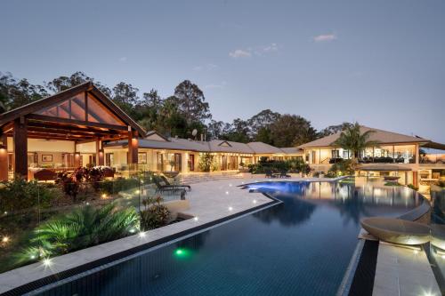 ein Pool in einem Resort in der Nacht in der Unterkunft Rancho del Cielo in Carbrook