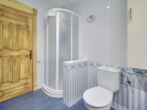 Un baño con inodoro blanco y ducha. en Casa Museo by Clabao, en Viana