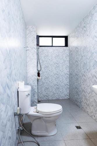 a bathroom with a toilet and a sink at Yellow Place Sukhumvit 2 - BTS Nana Pro in Bangkok