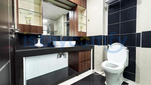 ナゴヤにある3BR The BCC Residence 1012 City Viewのトイレ、洗面台、鏡のあるバスルーム