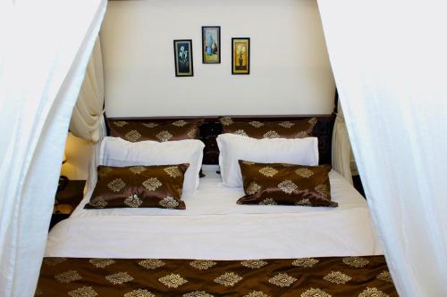 焦特布尔White Rabbit的一张配有棕色和白色床单及枕头的床