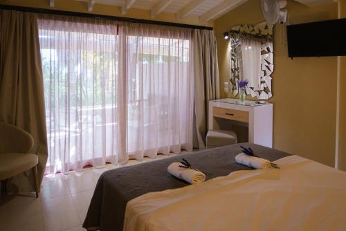 Postel nebo postele na pokoji v ubytování Rouda Bay Beach Hotel