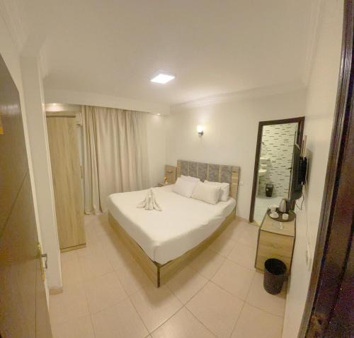 Un ou plusieurs lits dans un hébergement de l'établissement Pearl pyramids Inn