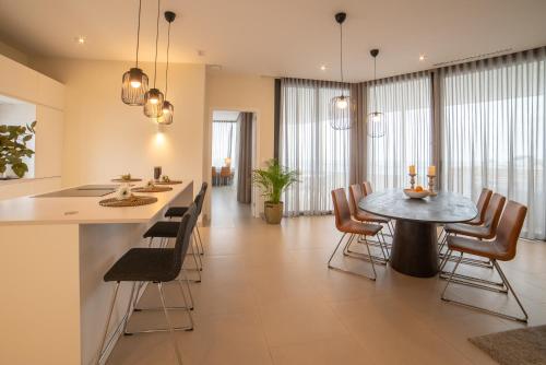 une cuisine et une salle à manger avec une table et des chaises dans l'établissement Janmarsol, à Vinaròs