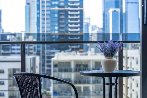 Stylish City View Retreat 2B2B with free parking