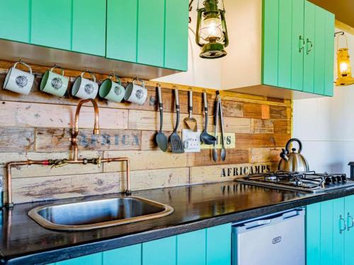 Kuchyň nebo kuchyňský kout v ubytování AfriCamps Magoebaskloof