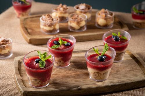 un assortiment de mini-desserts sur un plateau en bois dans l'établissement Villa Elite "by Checkin" Adults Only, à Chersónissos