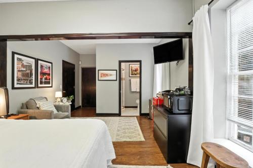 a bedroom with a bed and a living room at New Listing The 483 Suite - Walk to Stadium in Athens