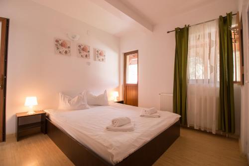 En eller flere senge i et værelse på Amber`s Vila