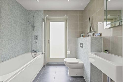 ルーにあるHouse 9の浴槽、トイレ、洗面台を備えたバスルーム