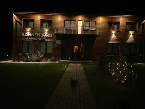 a building with a sign that reads romanneotideedded at Ronnenburg apartamenti in Rauna