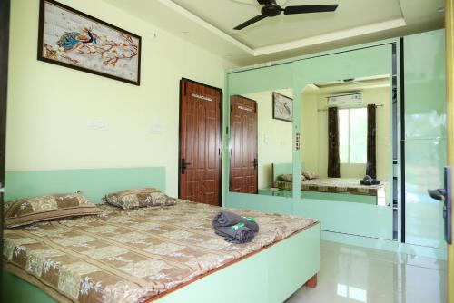 un dormitorio con una cama y un espejo en OZY Homestay, en Rāiwāla