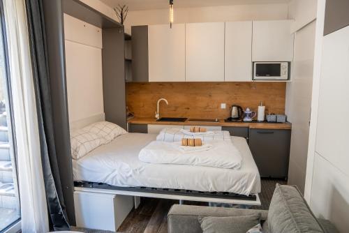 a small room with a bed and a kitchen at Apartment Mima Bjelasnica in Bjelašnica