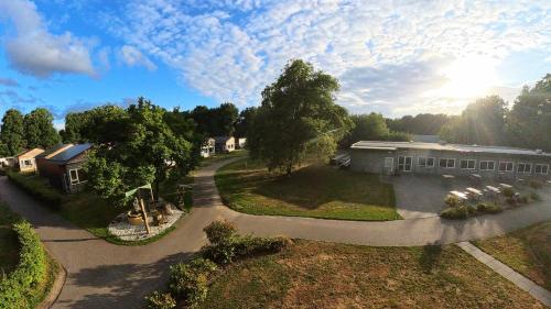 una vista aérea de una casa con entrada en Landgoed Leudal - In de natuur nabij Roermond, en Haelen