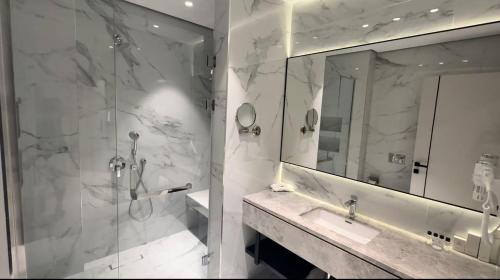 a bathroom with a shower and a sink and a mirror at Youssif Hotel in Dakākīn Ḩamīd