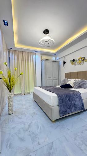 Апартаменты с дизайнерским ремонтом до моря 10минут с видом на горы и закат في شرم الشيخ: غرفة نوم بسرير كبير ومصنع خزاف