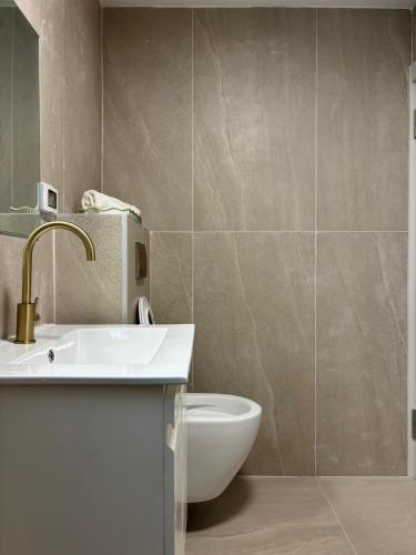 a bathroom with a sink and a toilet at Vila Lidar in Eilat
