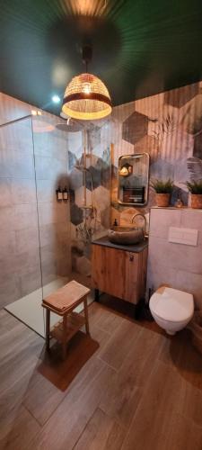 Ένα μπάνιο στο Amazo nid Appartement exotique proche de Bordeaux