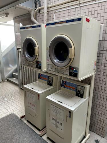 駅徒歩4分 新宿駅7分 バンクシーアートのスタイリッシュルーム