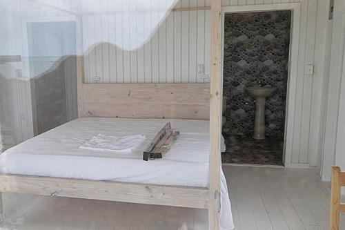 Ένα ή περισσότερα κρεβάτια σε δωμάτιο στο Harrys Cottages Cottage 5 right on the pink sand