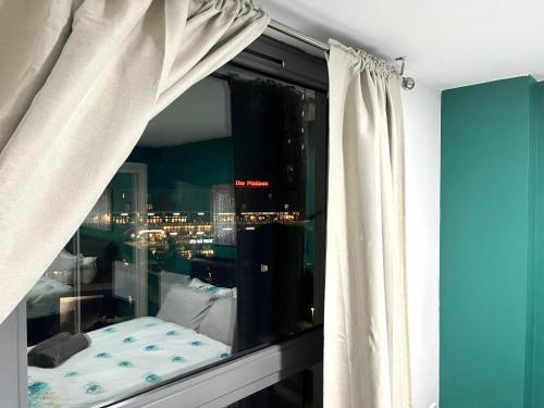 Zimmer mit einem Fenster und Stadtblick in der Unterkunft Sterling Luxury Apartment City Centre -Sleeps 4-Juliet Balcony - WiFi in Birmingham