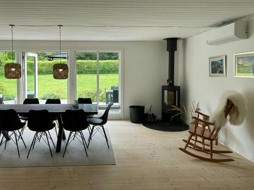 una sala da pranzo con tavolo e alcune sedie di Spacious Holiday Home In Peaceful North Zealand a Melby