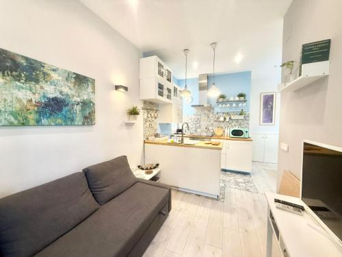 ein Wohnzimmer mit Sofa und eine Küche in der Unterkunft Metro Legazpi 03 AMCH Hospedaje in Madrid