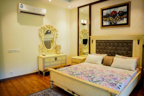 Ένα ή περισσότερα κρεβάτια σε δωμάτιο στο Spacious 5BR Luxury Family Home