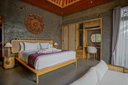 une chambre avec un lit et un canapé dans l'établissement Ningtaru Villa Ubud, à Penginyahan