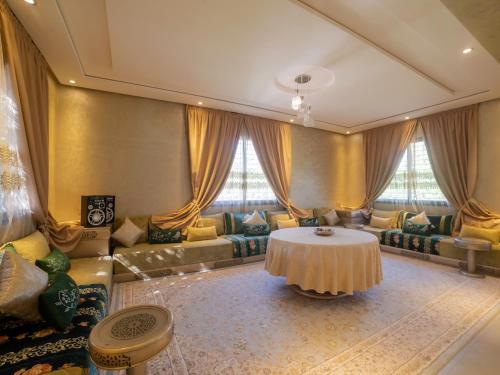 Posezení v ubytování Villa privée & élégante avec piscine & jardin