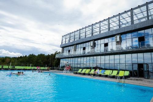 Piscina a Discovery-Borovoe o a prop