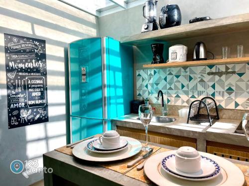 une cuisine avec une table avec des assiettes et des verres dessus dans l'établissement Magnífic Bessa Flat By 123Quarto, à Tambaú