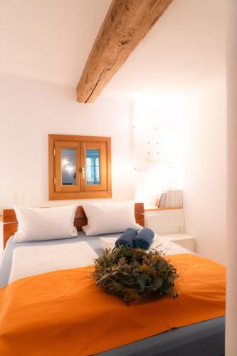 a bedroom with two beds with an orange blanket at Ferienwohnung in der Kirchgasse in Landshut
