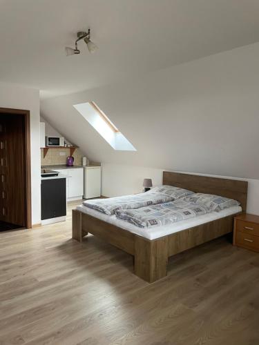 Un dormitorio con una cama en el medio de una habitación. en Apartmany Star, en Liptovský Mikuláš