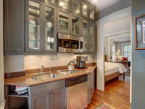 a kitchen with a sink and a bed in a room at Bird Baldwin Twelve Oaks in Savannah