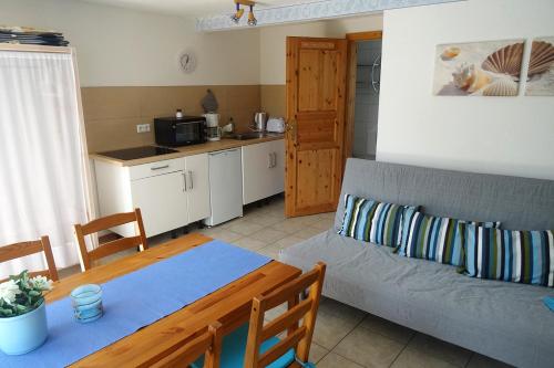 Bungalow Möwe im Ostseeidyll am Waldrand في أوستسيباد نينهاجن: غرفة معيشة بها أريكة وطاولة