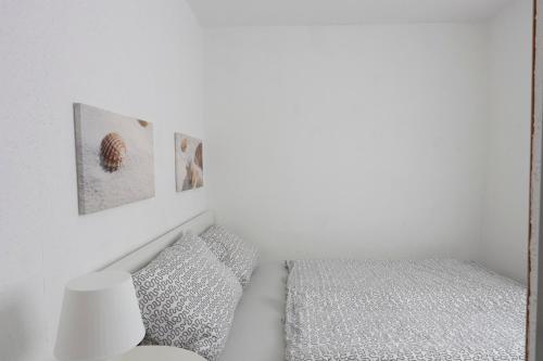 Bungalow Krabbe im Ostseeidyll am Waldrand في أوستسيباد نينهاجن: غرفة بيضاء مع سرير ومرآة