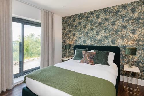 Un dormitorio con una cama grande y una ventana. en Blooms House - Cookswood, en Holcombe