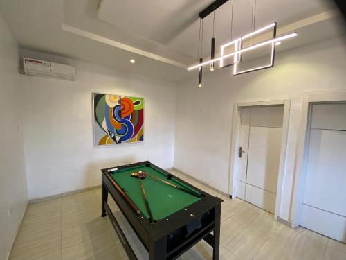 Habitación con mesa de billar y pintura en Residence 22, en Mama