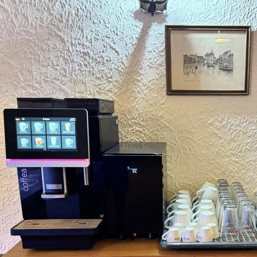 una cafetera encima de una mesa en Hotel Runge 24 7 Check In & Free Parking, en Kiel