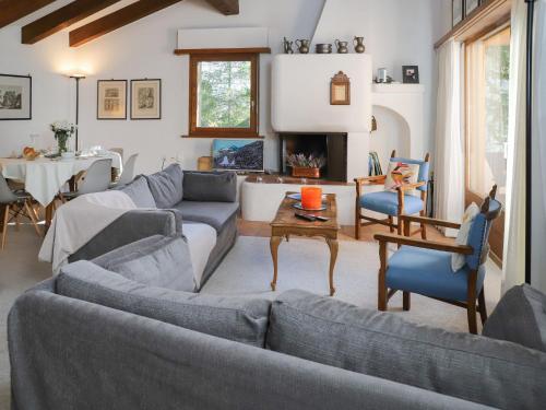 Apartment Chesa Prasüra 10 by Interhome