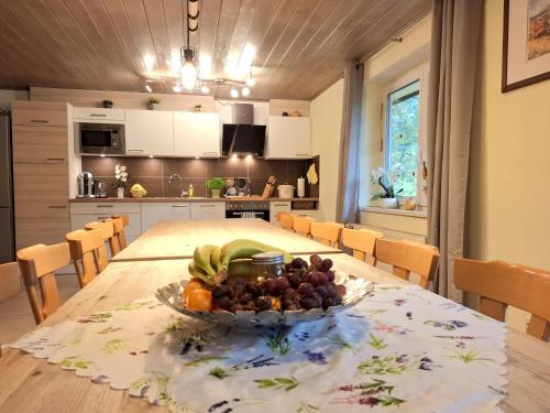 大格洛克纳山道旁富施Holiday Home Bergfried by Interhome的厨房里有一张桌子，桌子上放着一碗水果