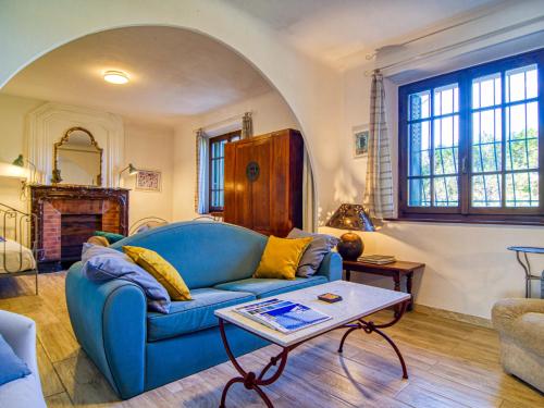 サナリー・シュル・メールにあるApartment Liska Blu by Interhomeの青いソファとテーブルのあるリビングルーム